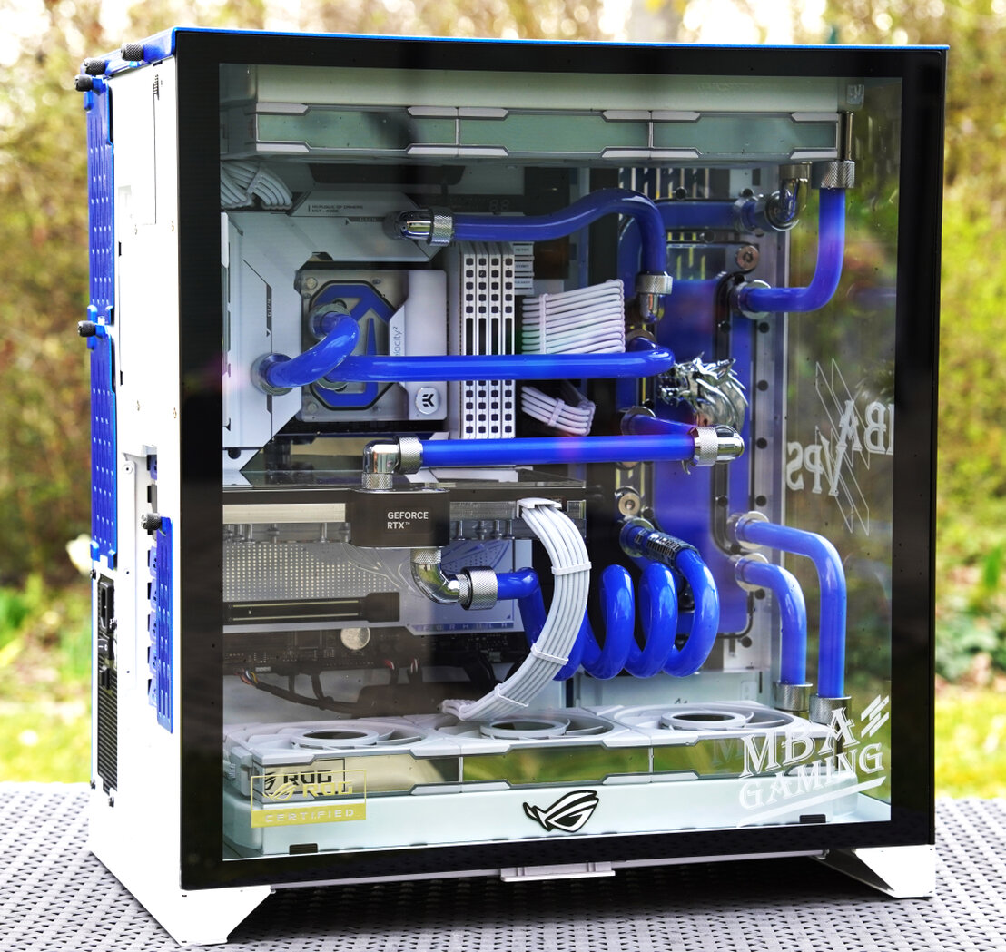 Offenes PC-Gehäuse mit leuchtender Hardware