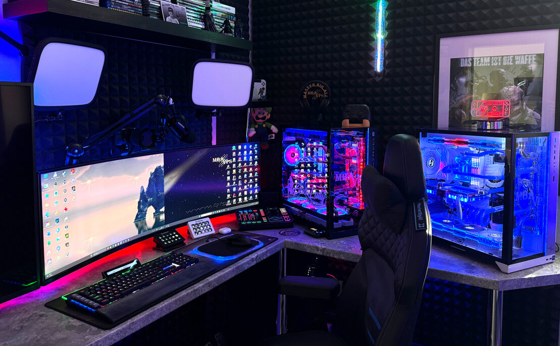 PC-Gaming-Setup mit beleuchtetem Tower